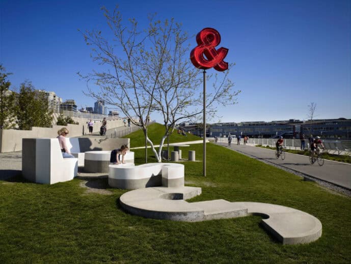 Love & boss, installation artistique en plein air par Roi McMakin