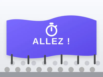 Tifo personnalisé déployé au-dessus d'une tribune de supporters