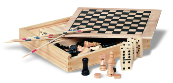 4 jeux dans une boîte en bois