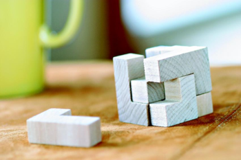 Puzzle en bois dans un sac