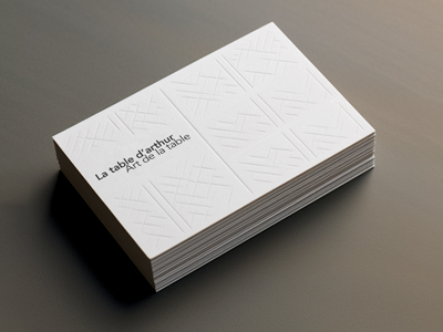 Business cards letterpress avec des caractères en relief en or sur un papier coton épais, créant un contraste saisissant.
