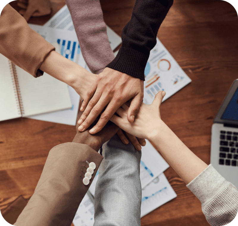 mains croisées au dessus d'une table de bureau, esprit collaboratif